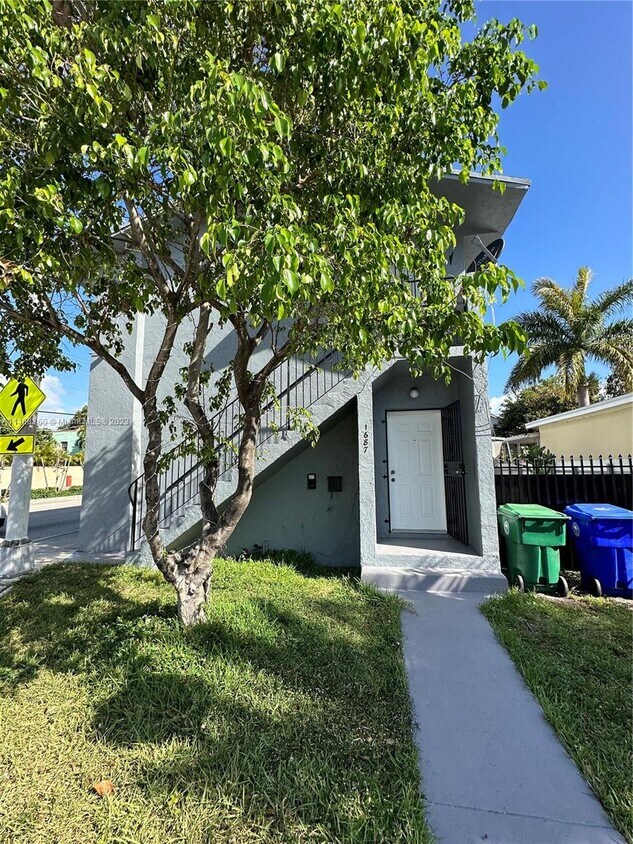 1687 SW 10th St Unit Lower, Miami, FL 33135 Room for Rent in Miami