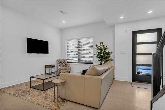 Foto del edificio - 7536 Churchill St