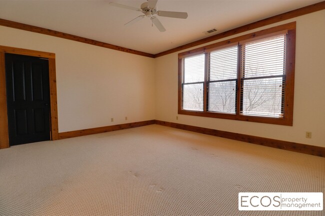 Foto del edificio - Spacious 3 Bedroom, 3.5 Bath House For Ren...
