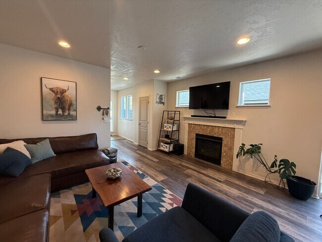 Foto del edificio - CHECK OUT THIS BEAUTIFUL HOME IN MAPLE MEA...