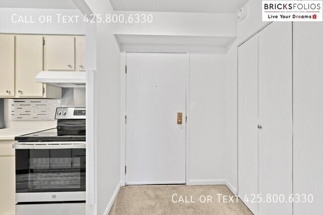Building Photo - Discover Your Dream Condo in Seattle's Vib...