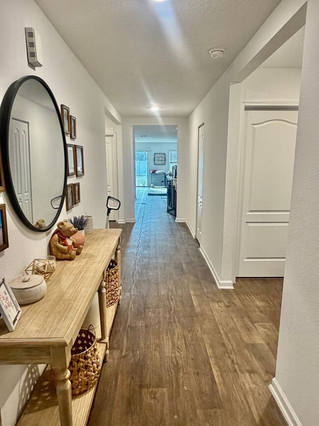 Building Photo - 4 Bed 2 Bath with HUGE Yard Available in March