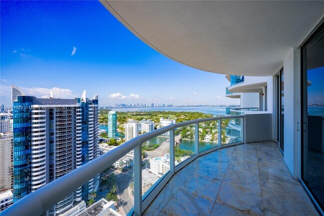 Foto del edificio - 6365 Collins Ave