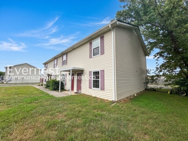 Building Photo - 2-Bed/1.5-Bath Town Home/Available Now!