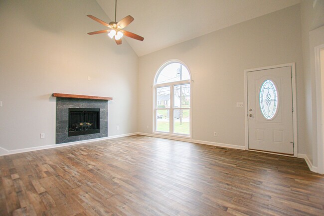 Building Photo - Pet Friendly Three Bedroom!