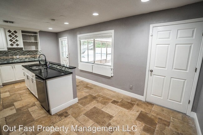 Building Photo - 3 br, 2 bath House - 10908 N 61st