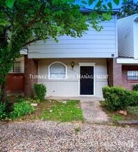 Building Photo - 2102 Fendley Dr