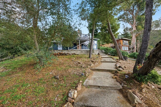 Foto del edificio - 4 Bed/2.5 Bath Multilevel Home with Amazing Views!