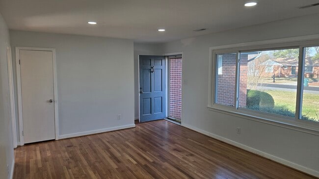 Building Photo - 605 Winnetka Ave