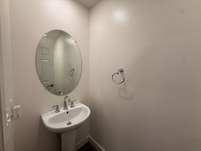 Foto del edificio - Modern 3BR/2.5BA Townhome in the Heart of ...