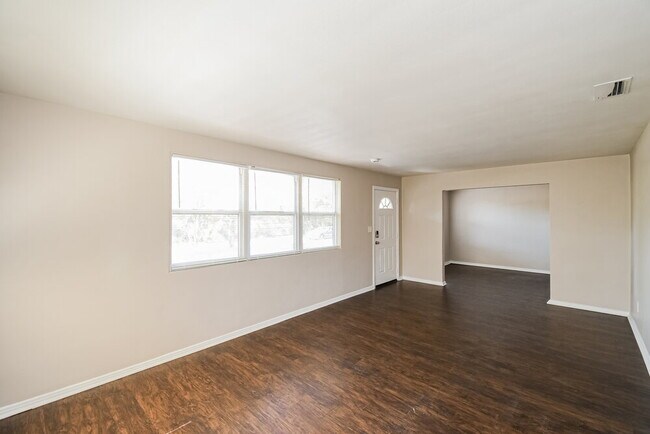 Foto del edificio - 908 Deerwood Cir S