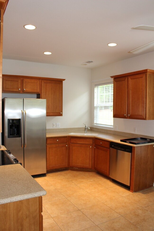 Building Photo - "Charming 2-Bedroom Home with 2 Full Baths...