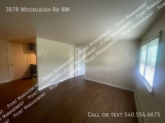 Foto del edificio - 3878 Woodleigh Rd NW