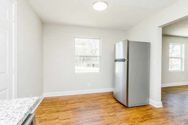 Building Photo - NEWLY RENOVATED 2 bedroom, 1 bathroom at G...