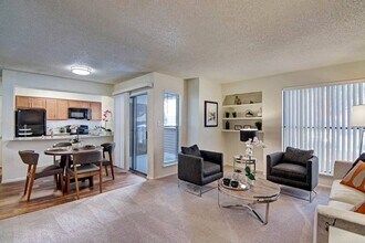 Building Photo - Motif