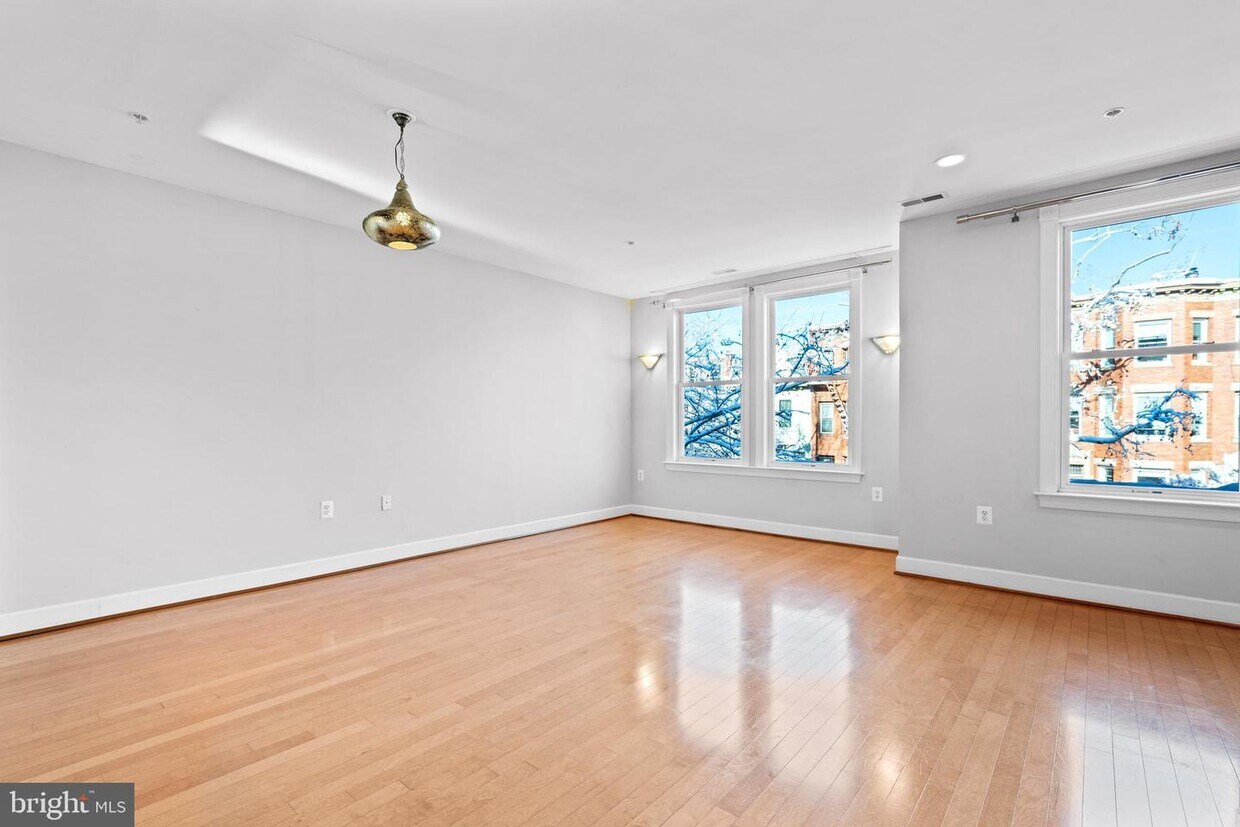 Foto principal - 1350 Monroe St NW