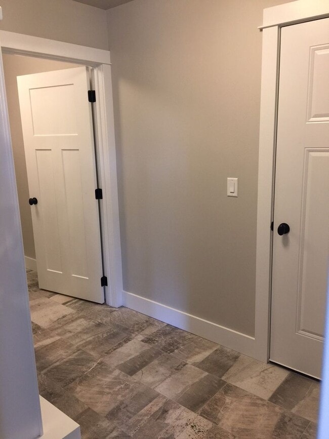 Building Photo - Spacious 4 Bedroom Home Near Gallatin Regi...
