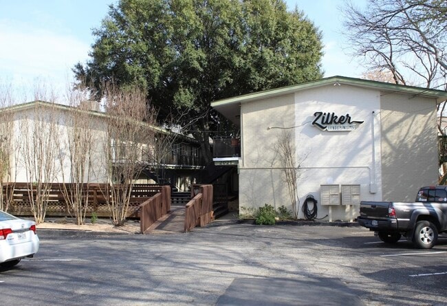 Building Photo - 2021 Bluebonnet Ln