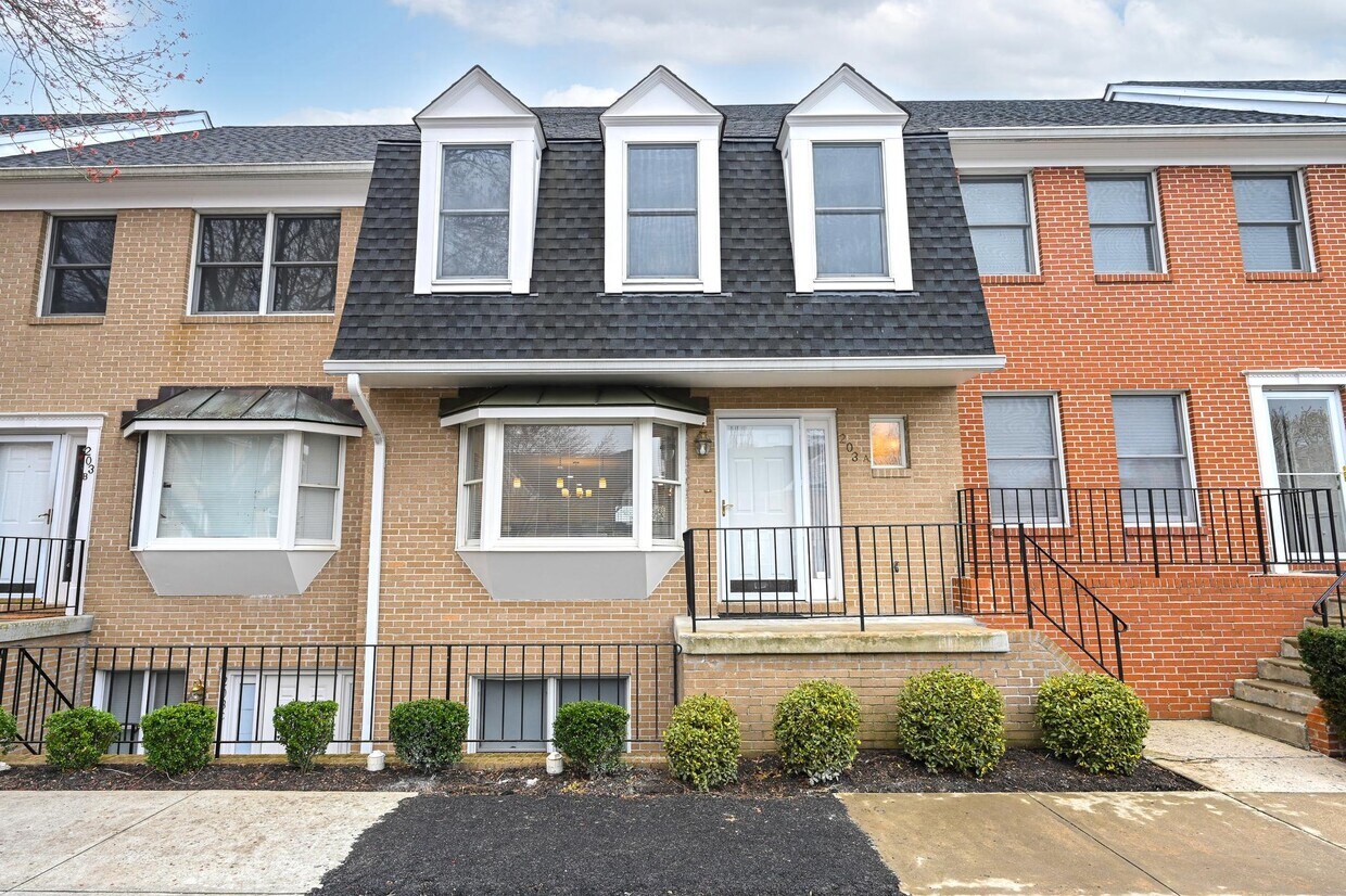 Primary Photo - 203A Locust St SE