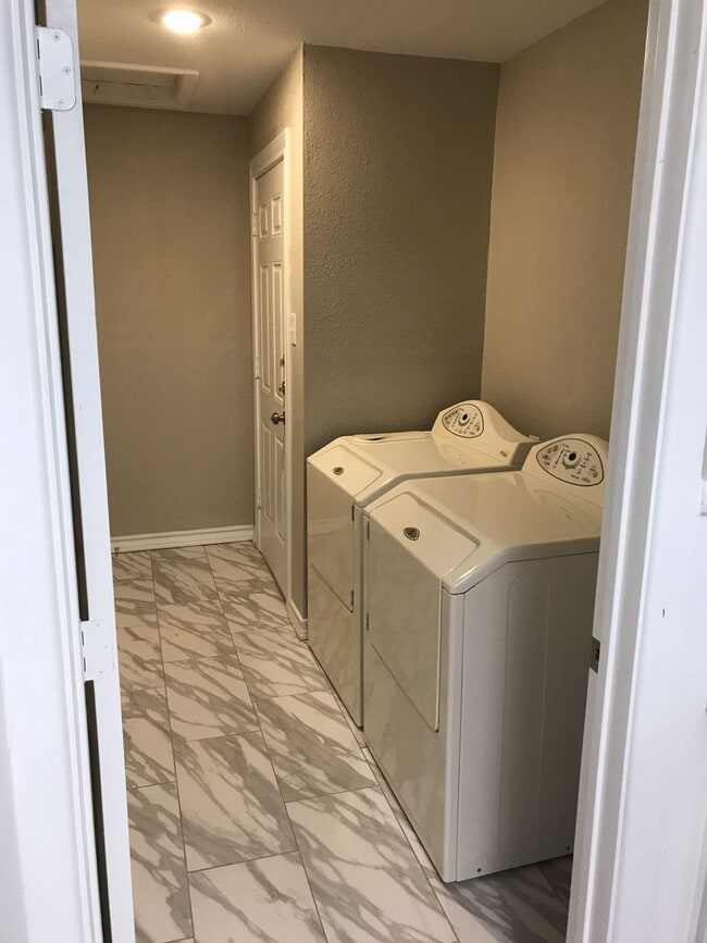 Building Photo - Pre Leasing for fall 2026! 3/2 in Tech Terrace