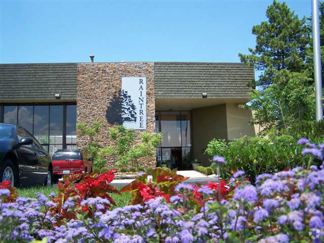 Entrada - Raintree Apartments
