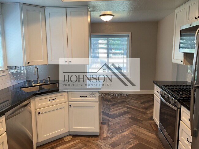 Building Photo - 15136 Cambridge Dr