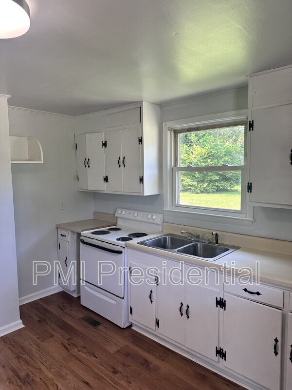 Building Photo - 929 S Crater Rd