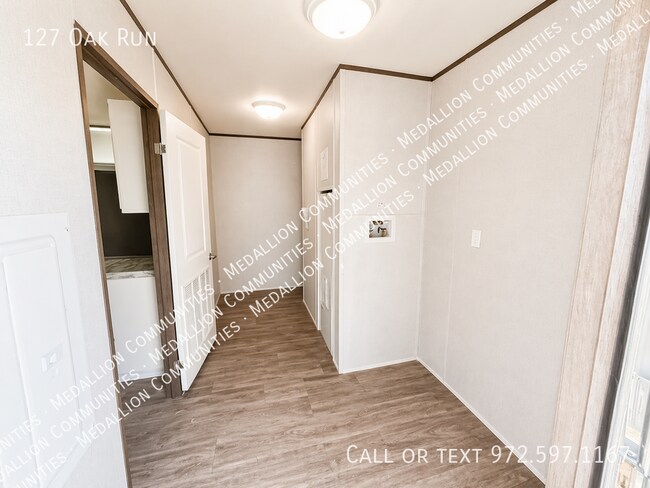Building Photo - 127 Oak Run