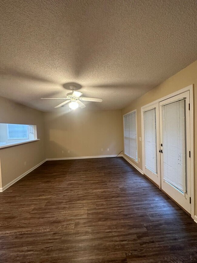 Foto del edificio - Dunwoody Subdivision - End Unit!  EXTRA PARKING!