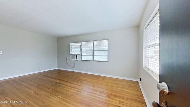 Building Photo - 1305 Lasalle St