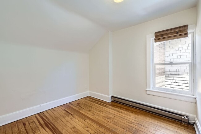 Building Photo - Top Unit (Beautiful Views) Located in the ...