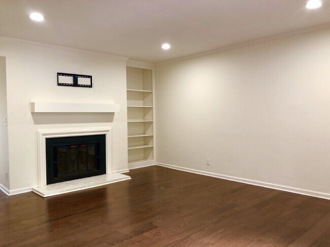 Building Photo - 739 Fox Ridge Dr