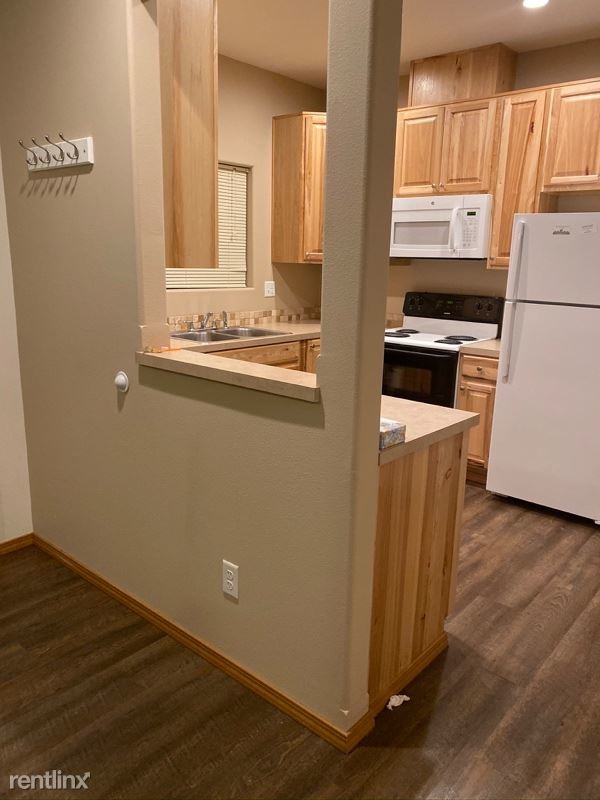 Building Photo - 2 br, 2 bath Townhome - 953 NW Circle Blvd