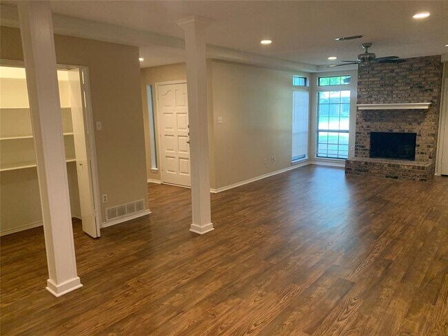 Building Photo - 5885 Westhaven Dr