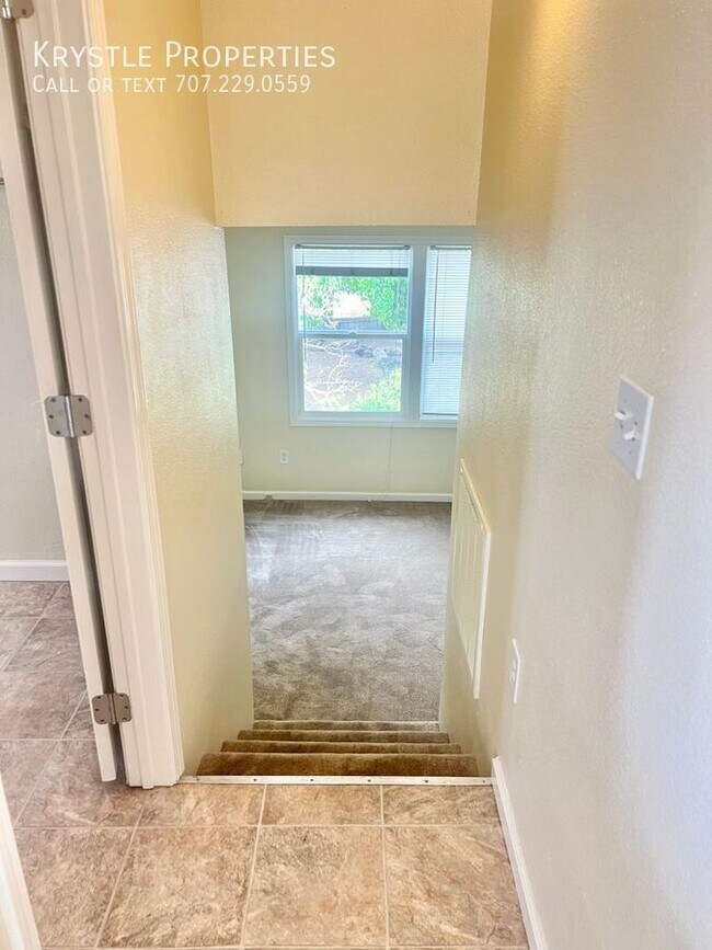 Building Photo - Nice Benicia upper, level apartment