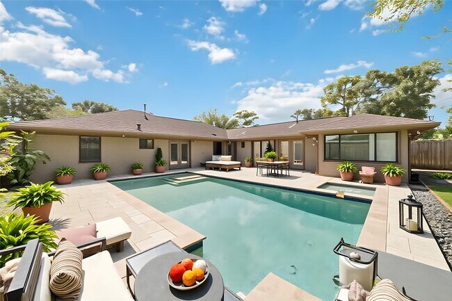 Foto del edificio - 5438 Briarbend Dr