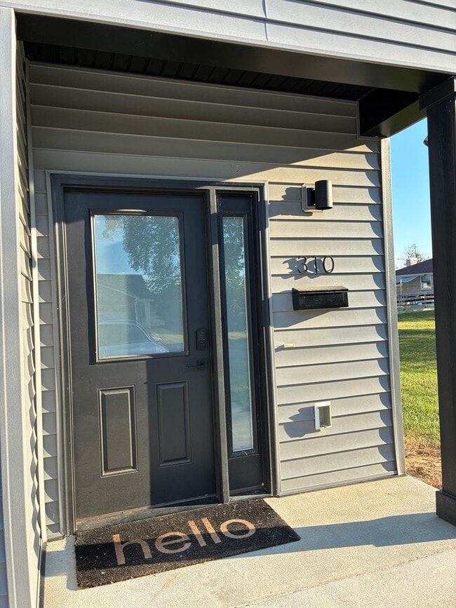 Building Photo - **LESS THAN 10 miles to Fort Knox**