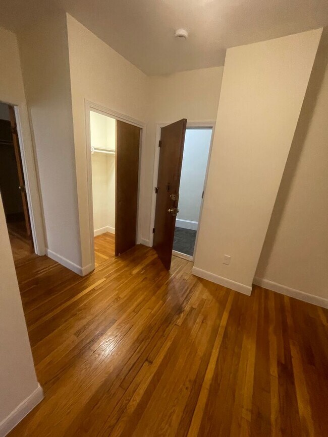 Building Photo - Huge 1 bed unit located near the Commuter Rail and the Green Line.