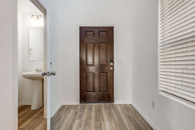 Foto del edificio - Stylish 4-Bedroom Smart Home in Princeton’...