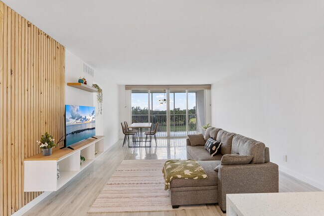 Foto del edificio - 3001 S Course Dr