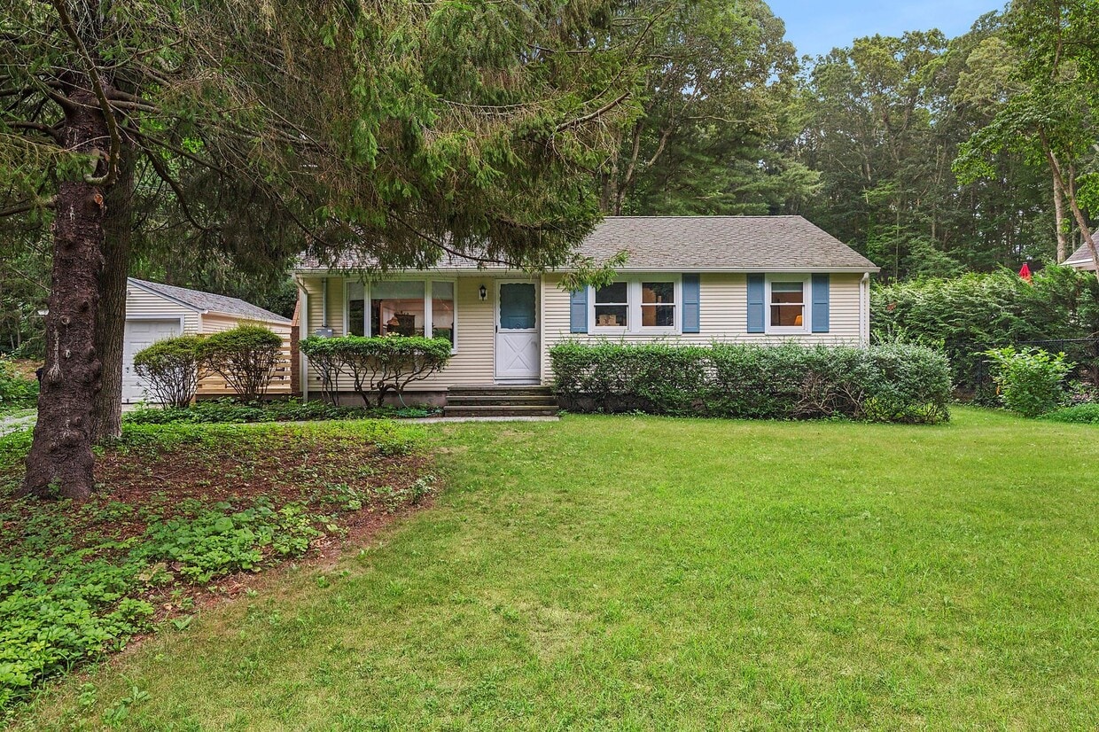 Primary Photo - 115 W Cove Rd