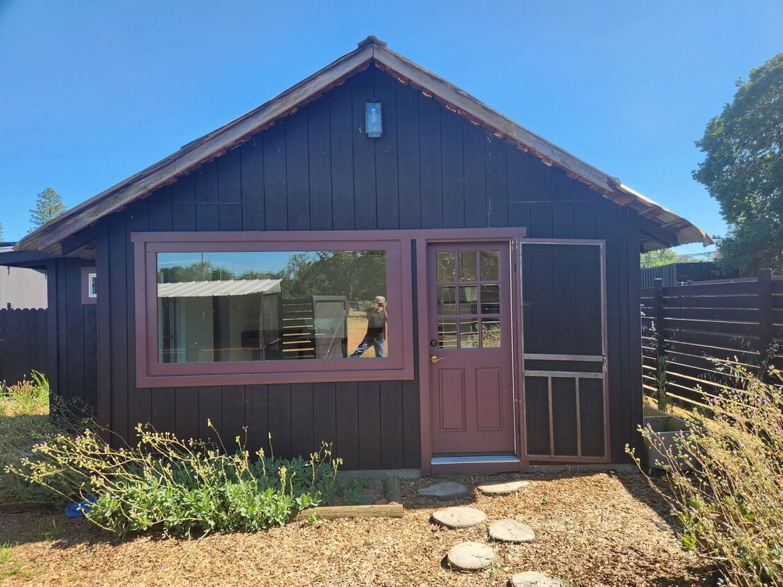 985 Gumview Rd Unit C, Windsor, CA 95492 Room for Rent in Windsor, CA