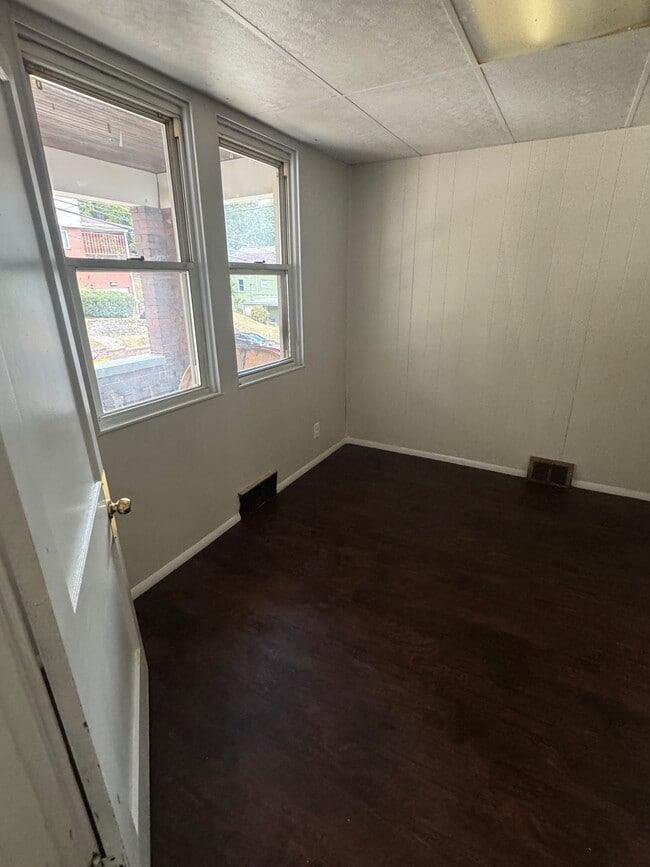 Building Photo - 2325 Manor Ave