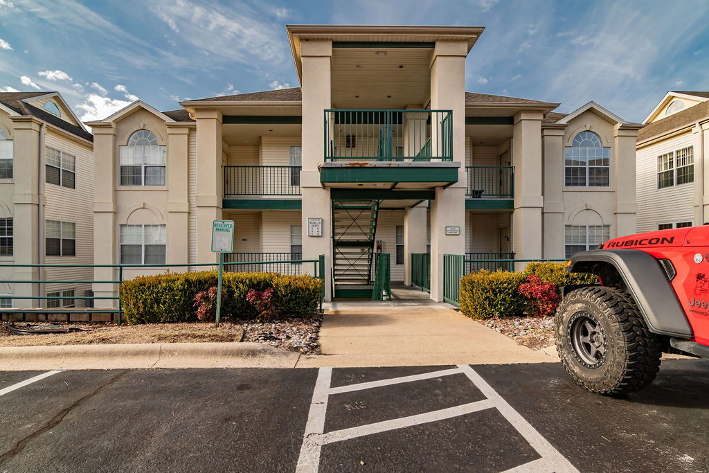 Primary Photo - Fully Furnished Condo on Thousand Hills Go...