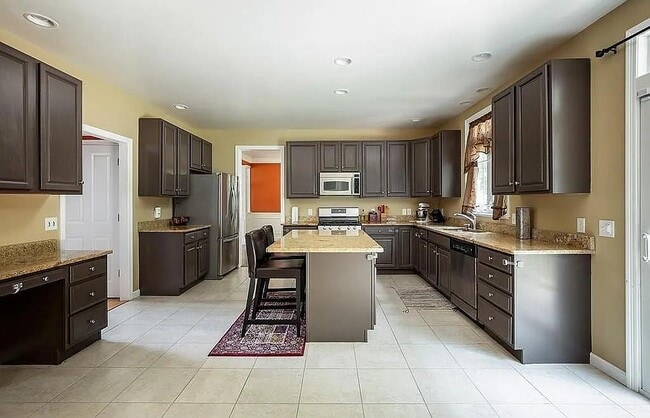 Building Photo - 3 Lilac Ln
