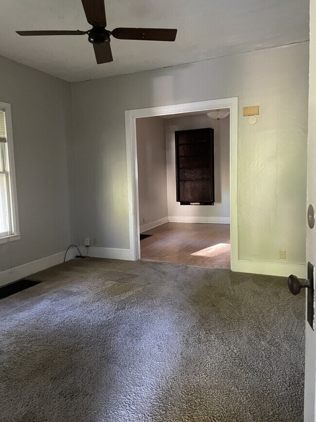 Building Photo - 2102 catalpa