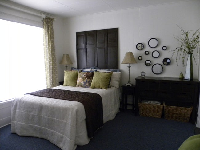 2nd Bdrm - 301 W Apache St