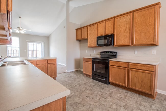Building Photo - Spacious 3 bedroom 2 bathroom with a BONUS...