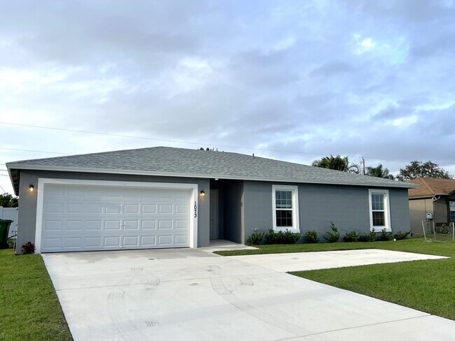 Foto del edificio - 1073 SW Paar Dr