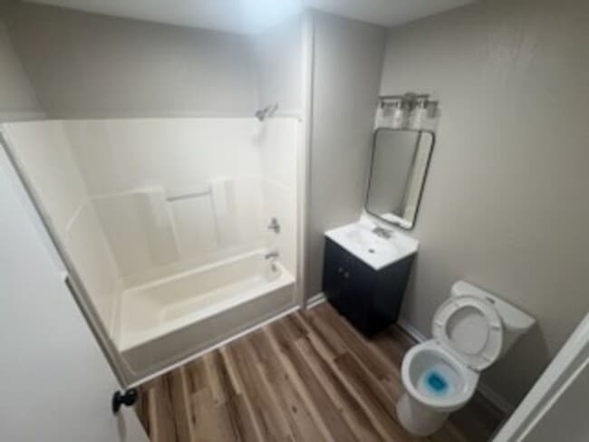 Building Photo - 2 Bed 1 Bath Home